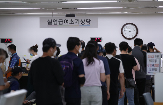 10일 서울 중구 서울고용복지플러스센터를 찾은 구직자들이 실업급여설명회장에 들어가기 위해 줄 지어 서서 차례를 기다리고 있다.   연합뉴스